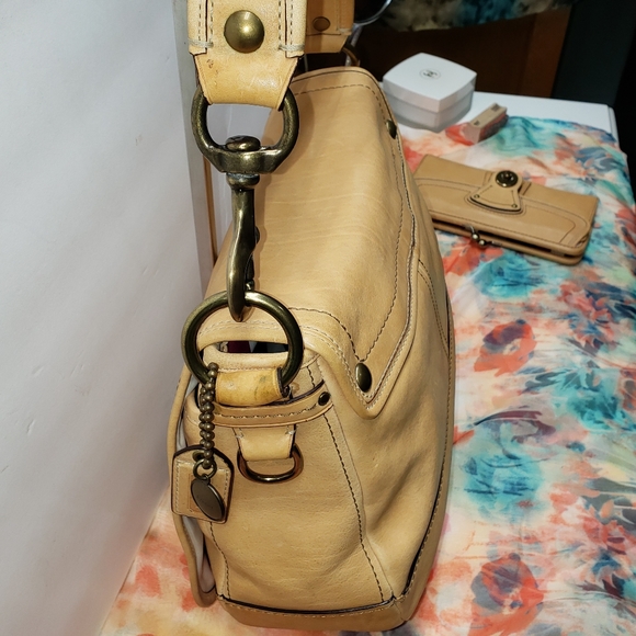 PRICE FIRM COACH LEGACY BAG & WALLET LEATHER SET. - Picture 10 of 16